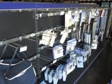 une vitrine contenant de nombreux objets