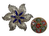 deux broches ornées de fleurs et de feuilles sur fond blanc