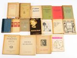 plusieurs vieux livres sont empilés sur une surface blanche