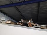 une photo d'un garage avec plein de bric-à-brac par terre
