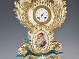 une horloge bleue et dorée posée sur une table
