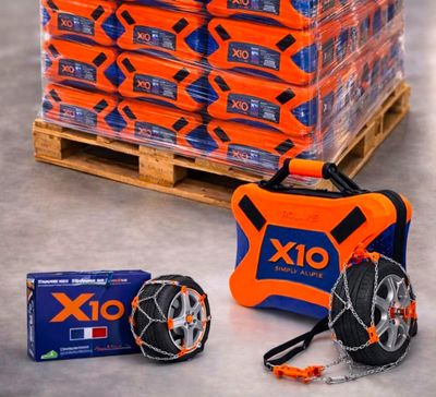 des cartons orange et bleus ornés de chaînes, à côté d'une palette de cartons orange et bleus ornés de chaînes, à côté d'une palette de cartons orange et bleus