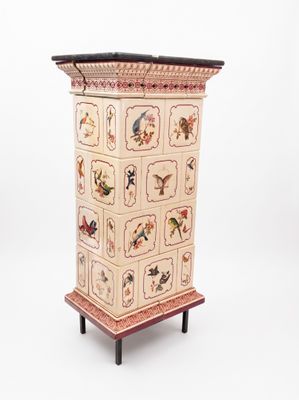 une grande armoire en bois ornée d'un motif représentant un oiseau