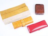 trois types différents d'étuis en cuir posés sur une surface blanche