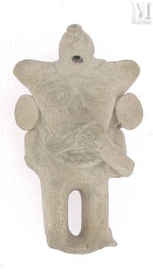 une statue en pierre représentant un homme barbu