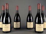 quatre bouteilles de vin sont alignées sur une table