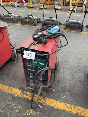 de nombreux types d'équipements de soudage dans un parking