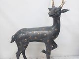 une statue représentant un cerf debout sur une table
