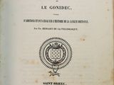 un vieux livre avec l'image d'un blason