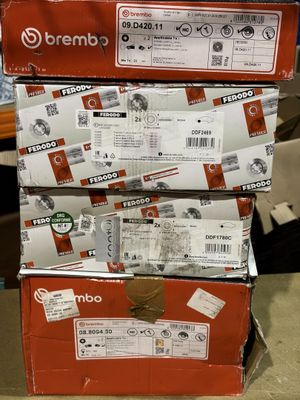 trois boîtes empilées sur une table