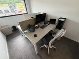 vue de dessus d'un bureau avec deux ordinateurs et une imprimante