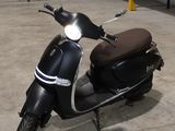 un scooter garé dans un garage