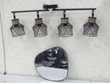 un miroir accroché au mur à côté d'un miroir