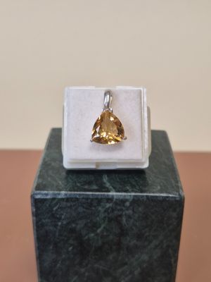 une image d'une bague sertie d'une pierre jaune