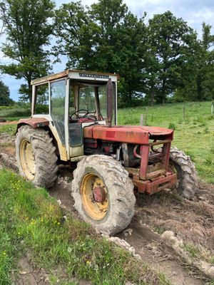 un tracteur enlisé dans la boue
