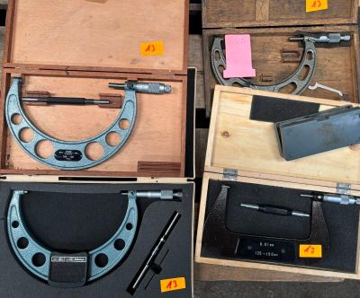 quatre types de jauges différents dans une boîte en bois