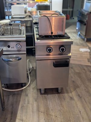 deux cuisinières en acier inoxydable et deux fours dans une cuisine