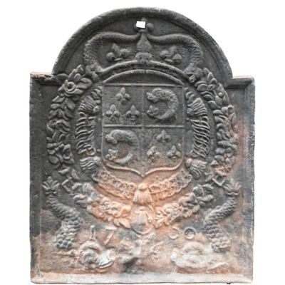 une plaque en pierre sur laquelle est gravé un blason