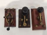 trois types de téléphones posés sur une table
