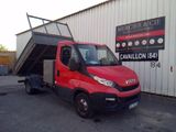 un camion rouge garé devant un bâtiment