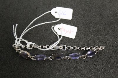 deux bracelets auxquels est attachée une étiquette, posés sur une table