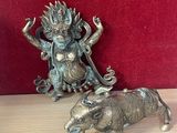 deux figurines assises sur une table