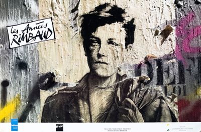une photo d'un homme avec une pancarte accrochée au mur