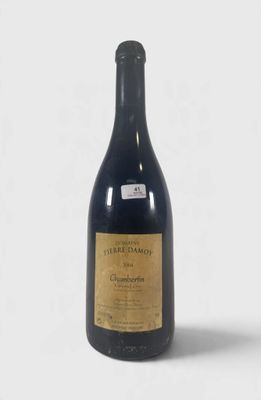 une bouteille de vin posée sur une table