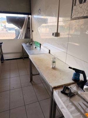 une photo d'une cuisine avec beaucoup d'espace de plan de travail