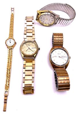 Plusieurs montres et bracelets sont posés sur une surface blanche