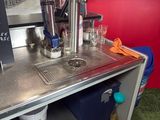 une machine posée sur une table
