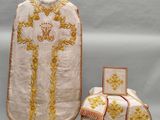 deux vêtements exposés sur un présentoir