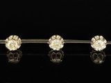 trois paires de boucles d'oreilles à clous en diamant posées sur un fond noir