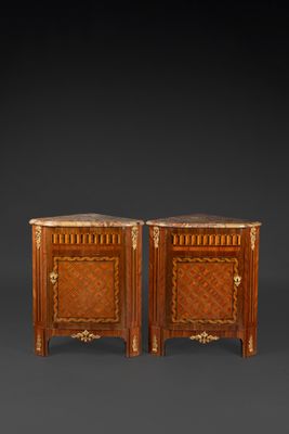 Paire d'encoignures de forme droite en bois de placage marqu…