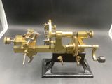 une petite machine exposée sur une table