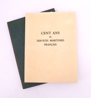deux livres posés l'un sur l'autre sur une table