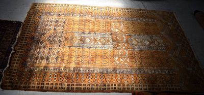 les deux tapis qui se trouvent sur le sol de la pièce