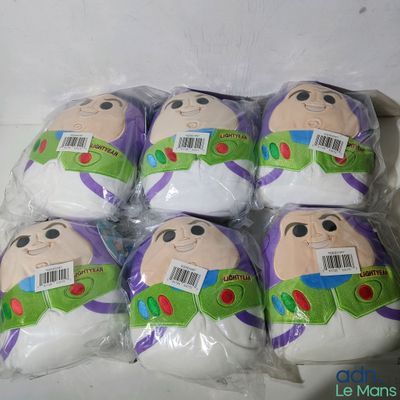 Six peluches représentant Buzz, personnage de la série « Toy Story », sont emballées dans du plastique