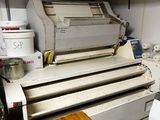 une machine posée sur le comptoir d'une cuisine