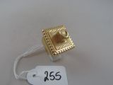 une bague en or à laquelle est attachée une étiquette de prix