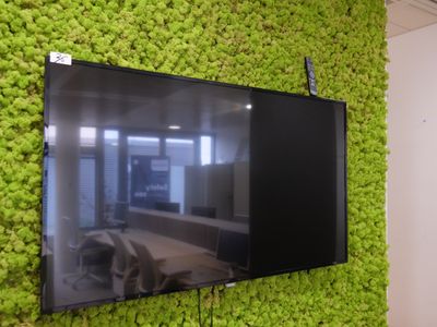 un téléviseur à écran plat fixé au mur d'une pièce