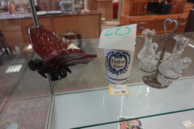une vitrine en verre sur laquelle sont exposés quelques objets en verre