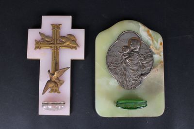 une croix et une plaque posées sur une table noire