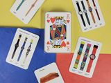 tout un tas de montres et de cartes différentes sur la table