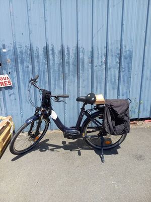 un vélo garé près d'un mur bleu