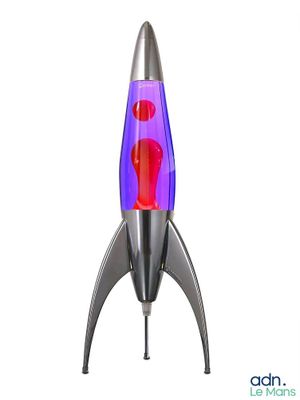un objet violet et rouge en forme de fusée sur fond blanc