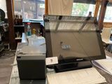 un ordinateur portable posé sur un bureau dans une pièce