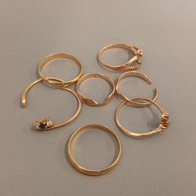 Débris d'or jaune 18K, dont alliances et bagues coupées, - Photo 1