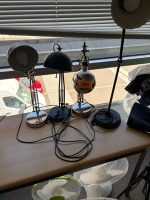 une table sur laquelle se trouvent de nombreux objets différents
