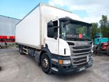 un camion blanc garé dans un parking
